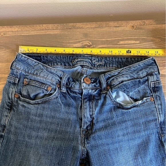 American Eagle Women’s 6 Blue Medium Wash Distressed Straight Leg Jean - Picture 4 of 8